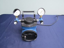 Pompa aria pressione vuoto Millipore WP6111560 funzionante, manometro danneggiato.