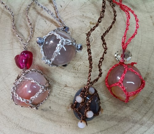 Collana con ciondolo - con,