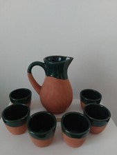 Brocca con 6 bicchieri in terracotta semismalta