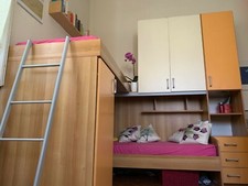 cameretta angolare 2 letti 1 piazza, armadiature, comodino, scaletta, panna-ocra