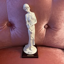 Dama in porcellana con fiori