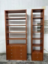 Libreria in legno a scaffali e cassetti