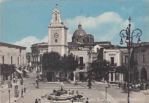 Francavilla fontana piazza - fontana:,