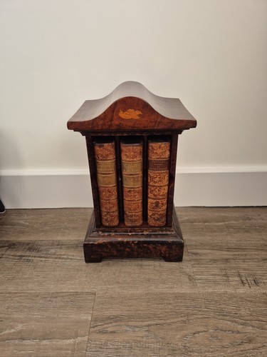 Antico porta libri intarsiato