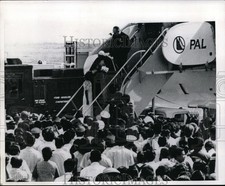 1970 Foto Stampa Papa Paolo VI riceve fiori da Irene Larcos nelle Filippine