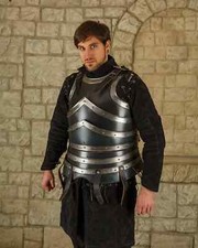 Cavaliere medievale in acciaio