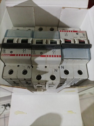 Interruttore automatico - interruttore,