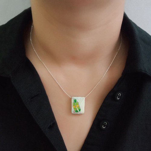 Collana con ciondolo smaltato