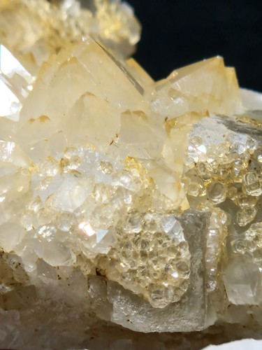 Minerali fluorite leggermente - minerali@,