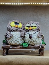 OWL CHOUETTE BÚHO EULE EULEN GUFO GUFI FUNNY IN RESINA COPPIA SEDUTA SU PANCHINA