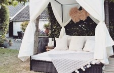 Lettino Prendisole con Tende in Polyrattan Nero