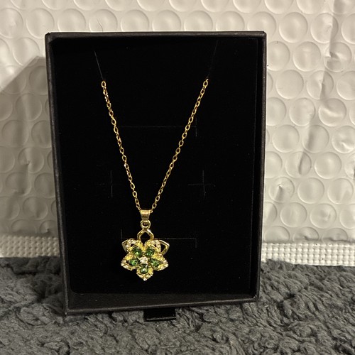 Collana con ciondolo fiore
