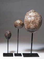 3 Maschere Tradizionali in Pietra di Timor su Supporti - Arte Rituale Indonesiana