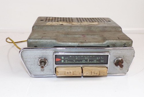 Vecchia autoradio radio