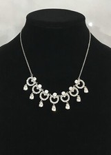 Collana nuova con etichette