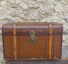 Antica valigia da viaggio del