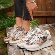 Sneakers geometriche con zeppa
