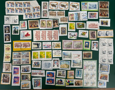 LOTTO DI 110 FRANCOBOLLI SU FRAMMENTO ITALIA REPUBBLICA ANNI 2000