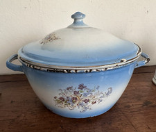 Vecchia pentola in latta