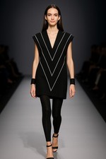 Abito in cashmere con ricamo 