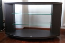 Mobile porta televisione con ruote marrone scuro e ripiani in vetro