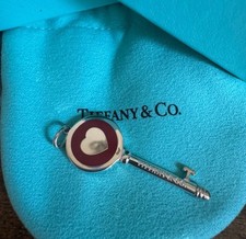 Ciondolo chiave Tiffany & Co. in argento sterling con smalto rosso RTT. NUOVO CON SCATOLA