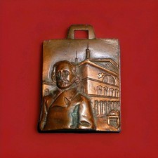 Medaglia di bronzo in rilievo: Giuseppe Verdi davanti al Teatro Regio di Parma