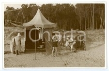 1932 ATLANTIDA (URUGUAY) Bagnanti allestiscono una tenda sulla spiaggia - Foto