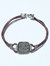 Bracelet en cuir avec amulette