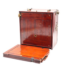 Antica macchina fotografica in