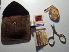 borsetta in cuoio con set da cucito da viaggio con ditale metro forbice aghi  
