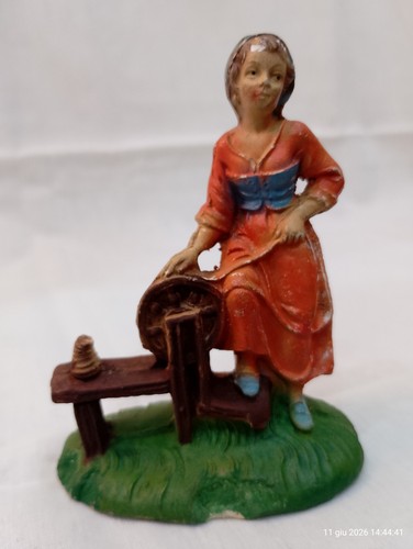 Personaggio filatrice gesso