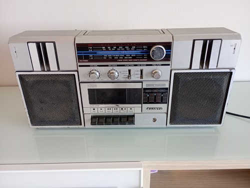 Radio sanyo model - radio,