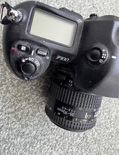 Corpo fotocamera Nikon F100 pellicola 35 mm + obiettivo Nikon 35-70 mm f/3.3-4.5