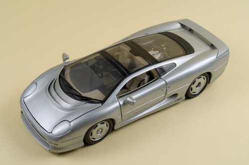 Maisto jaguar 220 in - 1/18,