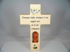 Croce / crocifisso in legno con angelo custode, preghiera e colomba della pace