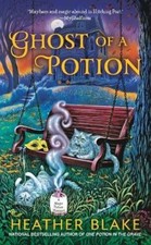 Heather Blake Ghost of a Potion (Tascabile) Magic Potion Mystery