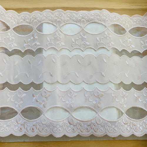 Chiffon beige rosato ricamato