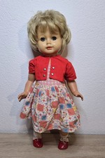 Simpatica bambola di plastica