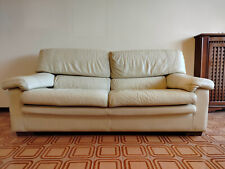 Divano tre posti in pelle color panna, larghezza 190 cm, condizioni buone