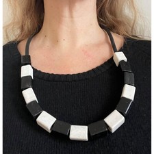 Collana geometrica bianca e