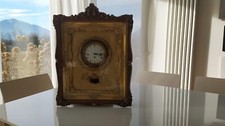 Orologio della metà dell’800 periodo Biedermeier in foglia d'oro