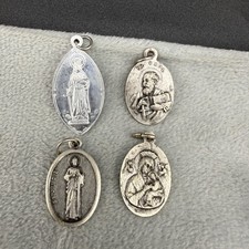 Lotto di 4 ciondoli religiosi