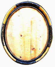 GRANDE CORNICE OVALE IN LEGNO INTAGLIATO DORATO, LACCATO, DECORAZIONI A VOLUTE