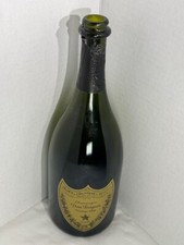 Bottiglia vuota champagne Cuvee Dom Perignon 1998 vintage.