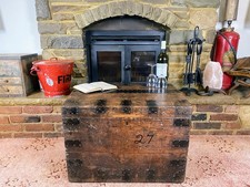 Vecchia cassapanca antica in