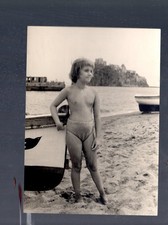 COD. 18 ISCHIA FOTO  RAGAZZINA SU SPIAGGIA ANNI 50 CM. 18X13