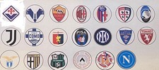SERIE A 2025/26 :Lotto 20 Scudetti Adesivi -Juventus,Inter,Milan,Napoli,Roma..