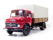 Camion MERCEDES L911 plateau baché rouge 1/18