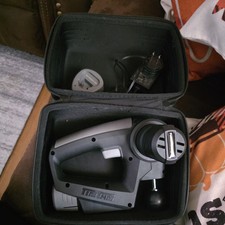 Massaggiatore elettrico Tim Tam nero tessuto profondo senza fili con caricatore e custodia da viaggio